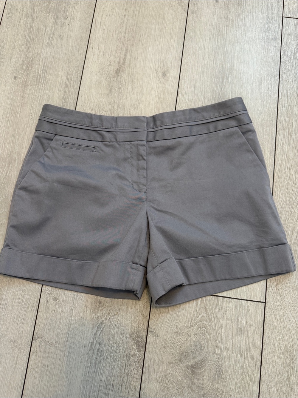 EXPRESS Women's Gray Cuffed Shorts, size 4/31”w